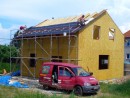 Pokládka střechy nízkoenergetického domu Chválenice